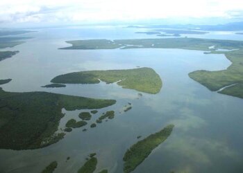 800px-Baia guaraquecaba